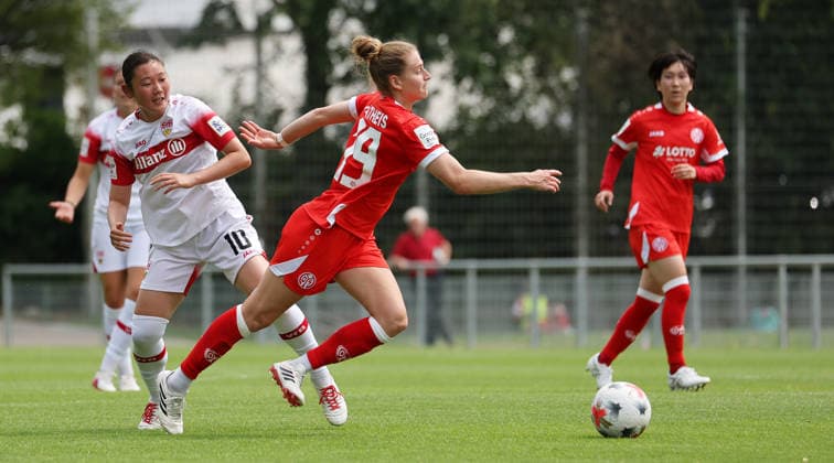 2026.07.18, Deutschland, Stuttgart, Fußball VfB Stuttgart Frauen vs. 1. FSV Mainz, v.l. Haruka Osawa (VfB), Saskia Matheis (Mainz) *** July 18, 2026, Germany, Stuttgart, Soccer: VfB Stuttgart Women vs. 1. FSV Mainz; from left: Haruka Osawa (VfB), Saskia Matheis (Mainz)