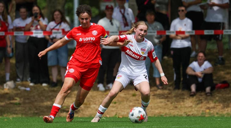 2026.07.18, Deutschland, Stuttgart, Fußball VfB Stuttgart Frauen vs. 1. FSV Mainz, v.l. Johanna Maria Berg (Mainz), Linette Hofmann (VfB) *** July 18, 2026, Germany, Stuttgart, Soccer: VfB Stuttgart Women vs. 1. FSV Mainz; from left: Johanna Maria Berg (Mainz), Linette Hofmann (VfB)