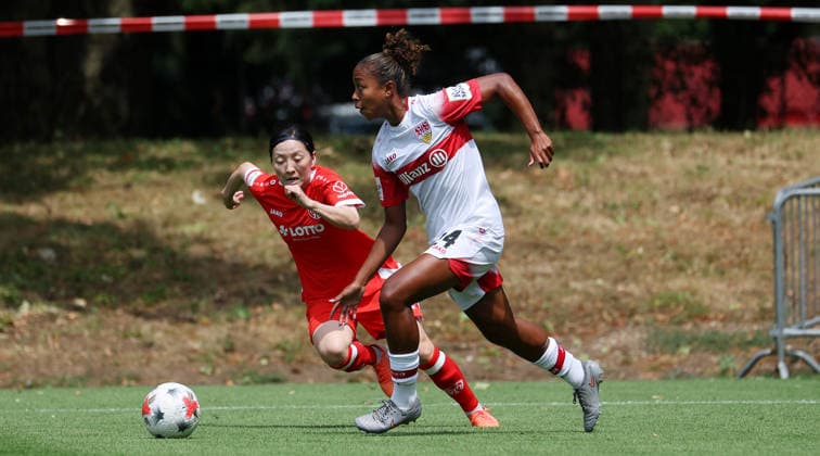 2026.07.18, Deutschland, Stuttgart, Fußball VfB Stuttgart Frauen vs. 1. FSV Mainz, v.l. Akari Kurishima (Mainz), Katana Ameofina Norman (VfB) *** July 18, 2026, Germany, Stuttgart, Soccer: VfB Stuttgart Women vs. 1. FSV Mainz; from left: Akari Kurishima (Mainz), Katana Ameofina Norman (VfB)