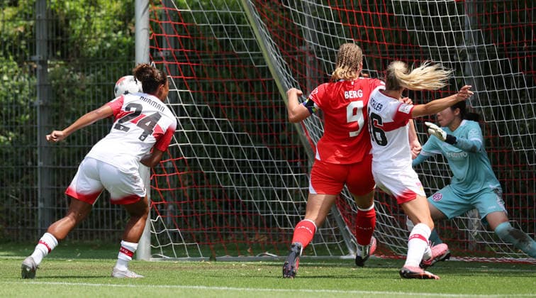 2026.07.18, Deutschland, Stuttgart, Fußball VfB Stuttgart Frauen vs. 1. FSV Mainz, Torschützin Katana Ameofina Norman (VfB, links) köpft das Tor zum 2:1 *** July 18, 2026, Germany, Stuttgart, Soccer: VfB Stuttgart Women vs. 1. FSV Mainz; Katana Ameofina Norman of VfB scores the goal to make it 2–1 with a header from the left