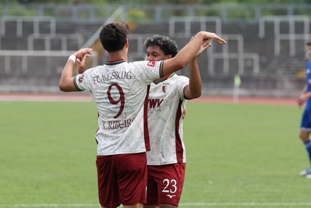 Torjubel von Rodrigo Ribeiro 21 (FC Augsburg) 9 (FC Augsbburg), Faik Sakar 23 (FC Augsburg) zum 3:0, FC Augsburg vs. BFV-Schwaben-Auswahl, Fussball, 1. Bundesliga, Testspiel, Saison 2026 27, 18.07.2026 Augsburg Bayern Deutschland *** Rodrigo Ribeiro (21, FC Augsburg) celebrates a goal; Faik Sakar (23, FC Augsburg) scores to make it 3–0; FC Augsburg vs. BFV Schwaben Select, Soccer, 1st Bundesliga, Friendly, 2026–27 season, July 18, 2026, Augsburg, Bavaria, Germany Copyright: xkolbert-press ChristianxKolbertx