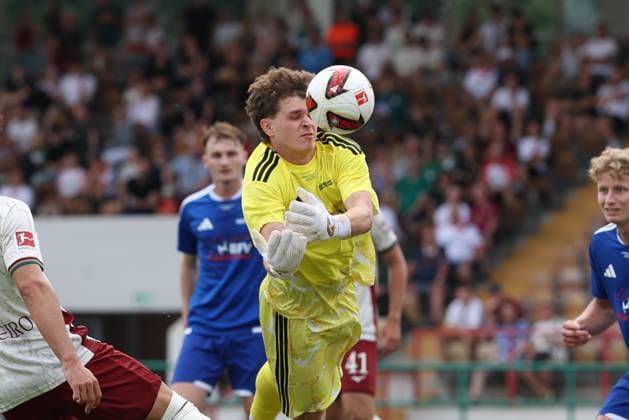 Torwartaktion von Felix Unger 12 (FC Memmingen), FC Augsburg vs. BFV-Schwaben-Auswahl, Fussball, 1. Bundesliga, Testspiel, Saison 2026 27, 18.07.2026 Augsburg Bayern Deutschland *** Goalkeeper save by Felix Unger 12, FC Memmingen, FC Augsburg vs. BFV Schwaben Select Team, Soccer, Bundesliga 1, Friendly Match, 2026–27 Season, July 18, 2026, Augsburg, Bavaria, Germany Copyright: xkolbert-press ChristianxKolbertx