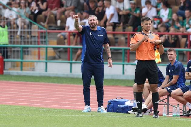 Trainer Sascha Moelders (BFV-Schwaben-Auswahl) gibt Anweisungen am Spielfeldrand, FC Augsburg vs. BFV-Schwaben-Auswahl, Fussball, 1. Bundesliga, Testspiel, Saison 2026 27, 18.07.2026 Augsburg Bayern Deutschland *** Coach Sascha Moelders of the BFV Schwaben Select Team gives instructions from the sidelines, FC Augsburg vs. BFV Schwaben Select Team, soccer, Bundesliga 1, friendly match, 2026–27 season, July 18, 2026, Augsburg, Bavaria, Germany Copyright: xkolbert-press ChristianxKolbertx
