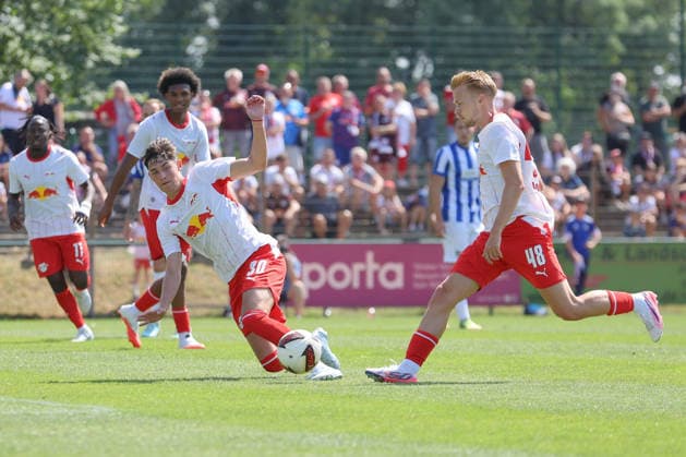 18.07.2026, xtgx, Fussball Testspiel, RB Leipzig - VSG Altglienicke emspor, v.l. Andrija Mksimovic (Leipzig) und Arthur Vermeeren (Leipzig) hindern sich gegenseitig am Torschuss (DFL DFB REGULATIONS PROHIBIT ANY USE OF PHOTOGRAPHS as IMAGE SEQUENCES and or QUASI-VIDEO) Markranstädt *** July 18, 2026, xtgx, Soccer Friendly Match, RB Leipzig vs. VSG Altglienicke on emspor; from left: Andrija Mksimovic (Leipzig) and Arthur Vermeeren (Leipzig) block each other from taking a shot. DFL and DFB regulations prohibit any use of photographs as image sequences and or quasi-video. Markranstädt