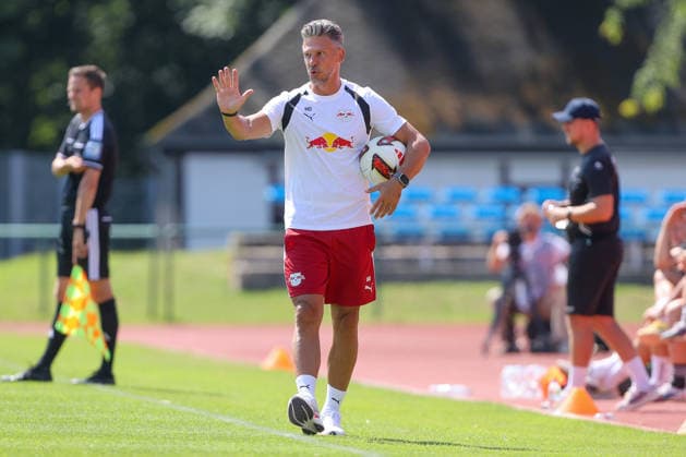 18.07.2026, xtgx, Fussball - Testspiel RB Leipzig - VSG Altglienicke v.l. Martin Demichelis (Leipzig, Trainer) gibt Anweisungen, gestikuliert mit den Armen, gesticulate, gives instructions (DFL DFB REGULATIONS PROHIBIT ANY USE OF PHOTOGRAPHS as IMAGE SEQUENCES and or QUASI-VIDEO) Markranstädt *** July 18, 2026, xtgx, Soccer Friendly Match: RB Leipzig vs. VSG Altglienicke, Referee: Martin Demichelis, Leipzig, Coach gives instructions, gesturing with his arms, gesticulate, gives instructions DFL DFB REGULATIONS PROHIBIT ANY USE OF PHOTOGRAPHS as IMAGE SEQUENCES and or QUASI-VIDEO Markranstädt
