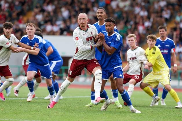 im Zweikampf, Aktion, mit Marius Wolf 27 (FC Augsburg), Daniel Biermann 2 (Tuerkspor Augsburg), FC Augsburg vs. BFV-Schwaben-Auswahl, Fussball, 1. Bundesliga, Testspiel, Saison 2026 27, 18.07.2026 Augsburg Bayern Deutschland *** One-on-one, Action, featuring Marius Wolf 27 (FC Augsburg), Daniel Biermann 2 (Tuerkspor Augsburg), FC Augsburg vs. BFV Schwaben Select, Soccer, 1st Bundesliga, Friendly Match, 2026–27 Season, July 18, 2026, Augsburg, Bavaria, Germany Copyright: xkolbert-press ChristianxKolbertx
