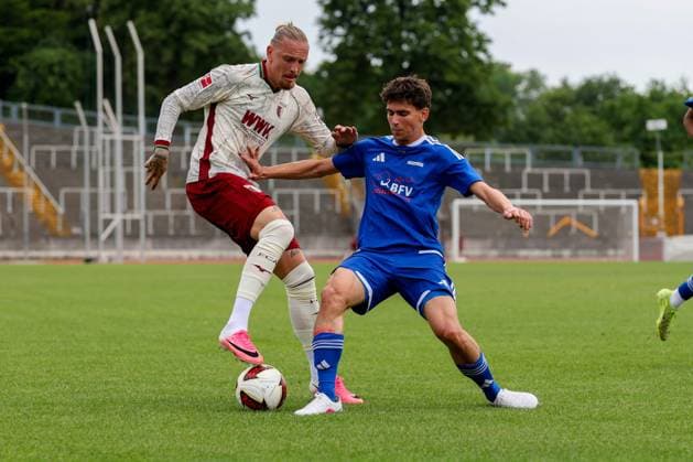 im Zweikampf, Aktion, mit Marius Wolf 27 (FC Augsburg), Finn Schmutterer 19 (TSV Bobingen), FC Augsburg vs. BFV-Schwaben-Auswahl, Fussball, 1. Bundesliga, Testspiel, Saison 2026 27, 18.07.2026 Augsburg Bayern Deutschland *** One-on-one, action, featuring Marius Wolf 27 (FC Augsburg) and Finn Schmutterer 19 (TSV Bobingen), FC Augsburg vs. BFV Schwaben Select, soccer, 1. Bundesliga, Friendly, 2026–27 season, July 18, 2026, Augsburg, Bavaria, Germany Copyright: xkolbert-press ChristianxKolbertx