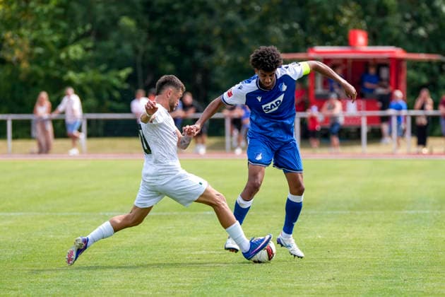 v.li.: Leon Petö (SGV, 10), Bernardo Fernandes da Silva Junior (Hoffenheim, 13), Zweikampf, Spielszene, Duell, duel, tackle, tackling, Dynamik, Action, Aktion, 18.07.2026, Bad Friedrichshall (Deutschland), Fussball, Testspiel, TSG 1899 Hoffenheim - SGV Heilbronn-Freiberg, DFB DFL REGULATIONS PROHIBIT ANY USE OF PHOTOGRAPHS AS IMAGE SEQUENCES AND OR QUASI-VIDEO. *** v li Leon Petö SGV, 10, Bernardo Fernandes da Silva Junior Hoffenheim, 13, tackle, game scene, duel, tackle, tackling, dynamism, action, 18 07 2026, Bad Friedrichshall, Germany, soccer, friendly match, TSG 1899 Hoffenheim vs. SGV Heilbronn Freiberg, DFB and DFL regulations prohibit any use of photographs as image sequences and or quasi-video xozx