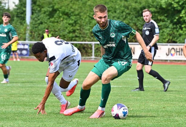 18.07.2026 - Fussball - Saison 2026 2027 - Testspiel Freundschaftsspiel Vorbereitungsspiel - SpVgg Greuther Fürth ( Kleeblatt ) - FC Zürich - Sportfoto Zink MeZi - xmexzix - regulations prohibit any use of photographs as image sequences and or quasi-video - only for editorial use - (3, FC Zürich ) Doni Edon Arifi (28, SpVgg Greuther Fürth, rechts ) Kapitän Spielführer Mannschaftskapitän *** July 18, 2026 Soccer Season 2026–2027 Exhibition Match Friendly Match Preseason Match SpVgg Greuther Fürth Kleeblatt FC Zurich Sports Photo Zink MeZi xmexzix Regulations prohibit any use of photographs as image sequences and or quasi-video; for editorial use only 3, FC Zurich, Doni Edon Arifi, 28, SpVgg Greuther Fürth, right, captain, team captain