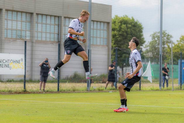 Ingolstadt, Deutschland 18. Juli 2026: Bayernliga Nord - 2026 2027 - Sp. 1 - FC Ingolstadt 04 II gegen FSV Stadeln Im Bild: v.li. Torschütze Manuel Distl (FCI II) jubelt nach seinem Tor zum 4:4 mit seinen Mannschaftskollegen, ESV Stadion Bayern *** Ingolstadt, Germany, July 18, 2026, Bayernliga Nord 2026–2027, Match 1: FC Ingolstadt 04 II vs. FSV Stadeln. Pictured from left: Goal scorer Manuel Distl of FCI II celebrates with his teammates after scoring the goal that tied the game at 4–4, ESV Stadium Bavaria Copyright: xFotostandx xSchäferx