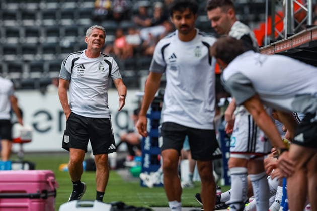 SOCCER - LASK vs Duesseldorf, test match LINZ,AUSTRIA,18.JUL.26 - SOCCER - ADMIRAL Bundesliga, 3. Liga, Linzer ASK vs Fortuna Duesseldorf, test match. Image shows head coach Dietmar Kuehbauer (LASK).  GEPAxpictures xManuelxBinder