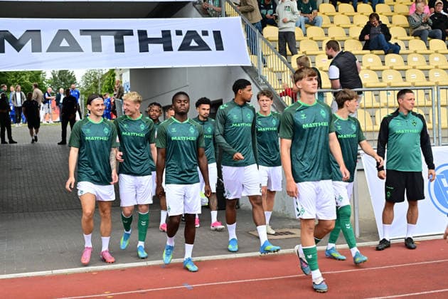 18.07.2026, GER, Fußball, Testsspiel, Verden, FC Verden 04 vs SV Werder Bremen die Mannschaft von Bremen läuft ein Verden (Aller) Stadion Berliner Ring Niedersachsen Deutschland *** July 18, 2026, GER, Soccer, Friendly Match, Verden, FC Verden 04 vs. SV Werder Bremen; the Bremen team is warming up at Verden Aller Stadium, Berliner Ring, Lower Saxony, Germany Copyright: xnordphotoxGmbH xWitkex