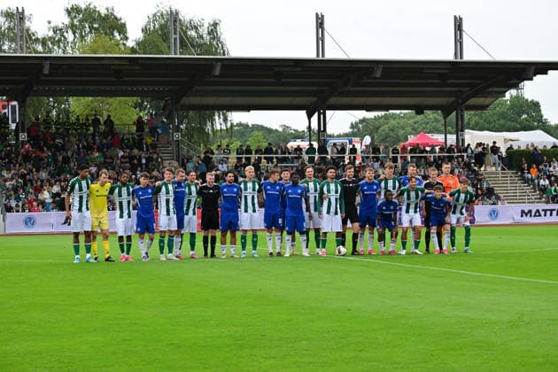 18.07.2026, GER, Fußball, Testsspiel, Verden, FC Verden 04 vs SV Werder Bremen die Mannschaften vor dem Spiel zusammen im Mittelkreis Verden (Aller) Stadion Berliner Ring Niedersachsen Deutschland *** July 18, 2026, GER, Soccer, Friendly Match, Verden, FC Verden 04 vs. SV Werder Bremen—the teams gathered together in the center circle before the game at Verden Aller Stadium, Berliner Ring, Lower Saxony, Germany Copyright: xnordphotoxGmbH xWitkex