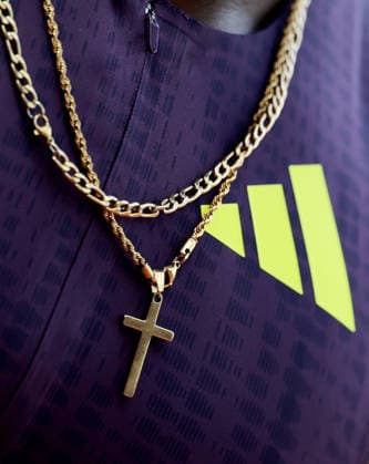 A athlete seen wearing gold jewellery after the 110m Hurdles Men. The London Athletics Meet, Wanda Diamond League, London Stadium, London, UK - 18 Jul 2026London London Stadium United Kingdom  Copyright: xJamesxMarsh Shutterstockx 16996766aw