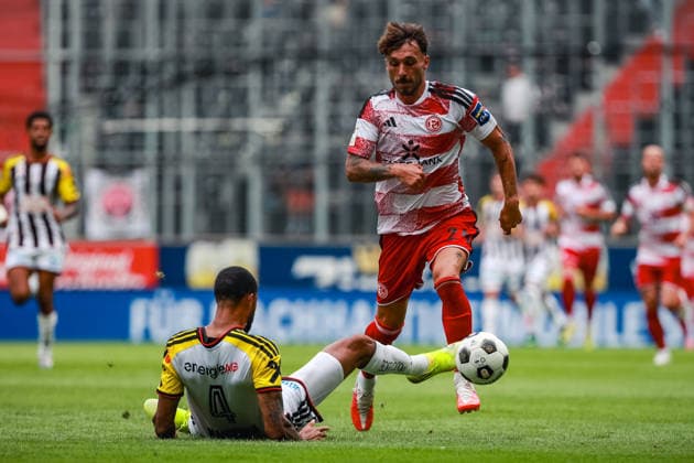 SOCCER - LASK vs Duesseldorf, test match LINZ,AUSTRIA,18.JUL.26 - SOCCER - ADMIRAL Bundesliga, 3. Liga, Linzer ASK vs Fortuna Duesseldorf, test match. Image shows Xavier Mbuyamba (LASK) and Fabian Schleusener (Duesseldorf).  GEPAxpictures xManuelxBinder