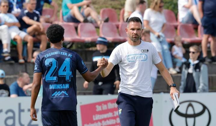 CFC vs Greuther Fürth U23 18.07.2026 Chemnitz, Stadion an der Irkutsker Straße, Fussball, Regionalliga Nordost, , Testspiel , CFC, CFC vs Greuther Fürth U23 vlnr: Aaron Mensah und Cheftrainer Benjamin Duda Chemnitz Sachsen BRD *** CFC vs. Greuther Fürth U23, July 18, 2026, Chemnitz, Stadion an der Irkutsker Straße, Sports, Soccer, Northeast Regional League, , Friendly Match, CFC, CFC vs. Greuther Fürth U23 (from left to right): Aaron Mensah and Head Coach Benjamin Duda, Chemnitz, Saxony, Germany