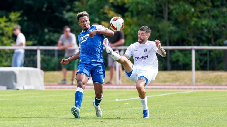 v.li.: Bambase Conte (Hoffenheim, 20), Leon Petö (SGV, 10), Zweikampf, Spielszene, Duell, duel, tackle, tackling, Dynamik, Action, Aktion, 18.07.2026, Bad Friedrichshall (Deutschland), Fussball, Testspiel, TSG 1899 Hoffenheim - SGV Heilbronn-Freiberg, DFB DFL REGULATIONS PROHIBIT ANY USE OF PHOTOGRAPHS AS IMAGE SEQUENCES AND OR QUASI-VIDEO. *** From left: Bambase Conte (Hoffenheim), 20; Leon Petö (SGV), 10; tackle, game scene, duel, tackle, tackling, dynamism, action, July 18, 2026, Bad Friedrichshall, Germany, soccer, friendly match, TSG 1899 Hoffenheim vs. SGV Heilbronn Freiberg, DFB and DFL regulations prohibit any use of photographs as image sequences and or quasi-video xozx