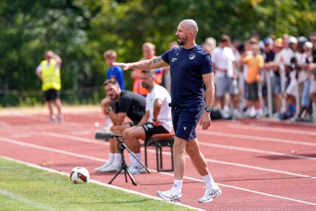 Christian Ilzer (Trainer, Cheftrainer, Hoffenheim), gibt Anweisungen, gestikuliert, mit den Armen gestikulieren, Freisteller, Ganzkörper, Einzelbild, Einzelfoto, Aktion, Action, am Spielfeldrand, an der Seitenauslinie, 18.07.2026, Bad Friedrichshall (Deutschland), Fussball, Testspiel, TSG 1899 Hoffenheim - SGV Heilbronn-Freiberg, DFB DFL REGULATIONS PROHIBIT ANY USE OF PHOTOGRAPHS AS IMAGE SEQUENCES AND OR QUASI-VIDEO. *** Christian Ilzer, coach and head coach of Hoffenheim, gives instructions, gesturing with his arms; close-up, full-body shot, single frame, single photo, action, on the sidelines, at the sideline, July 18, 2026, Bad Friedrichshall, Germany, soccer, friendly match, TSG 1899 Hoffenheim vs. SGV Heilbronn Freiberg, DFB and DFL regulations prohibit any use of photographs as image sequences and or quasi-video xozx