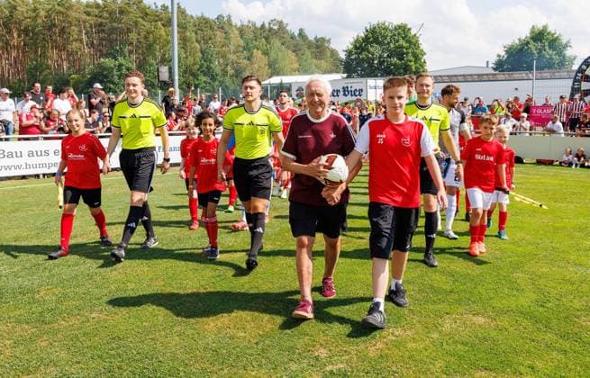18.07.2026 - Fussball - Saison 2026 2027 - Testspiel Freundschaftsspiel Vorbereitungsspiel: 1. FC Nürnberg Nuernberg FCN ( Club ) - SV Waldhof Mannheim 07 - Sportfoto Zink DaMa - xdaxmax - Heini Müller ( ehem. FCN - Meisterspieler Meister von 1961 ) führt Mannschaften Teams auf Spielfeld *** July 18, 2026 Soccer Season 2026–2027 Exhibition Match Friendly Match Preseason Match 1. FC Nürnberg (Nürnberg FCN) vs. SV Waldhof Mannheim 07 Sports Photo: Zink DaMa xdaxmax Heini Müller, former FCN championship player, champion of 1961 leads teams onto the field