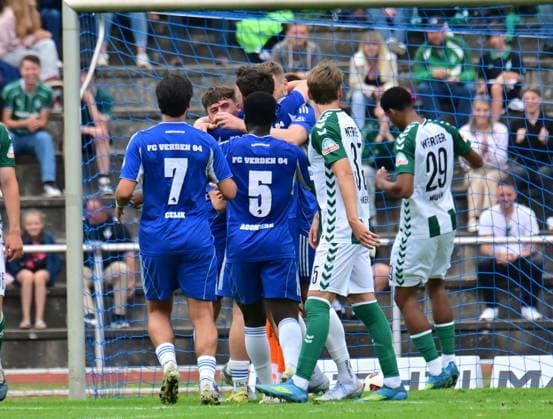18.07.2026, GER, Fußball, Testsspiel, Verden, FC Verden 04 vs SV Werder Bremen Jalte Finnjan Röpe Jalte Finnjan Roepe (Verden 15) schiesst das Tor zum 1-1 für Verden vorbei an Torwart Karl Hein (Werder 01) und jubelt Verden (Aller) Stadion Berliner Ring Niedersachsen Deutschland *** July 18, 2026, GER, Soccer, Friendly Match, Verden, FC Verden 04 vs. SV Werder Bremen Jalte Finnjan Röpe Jalte Finnjan Roepe Verden 15 scores the goal to tie the game at 1–1 for Verden, beating goalkeeper Karl Hein of Werder 01, and celebrates at Verden Aller Stadium on Berliner Ring in Lower Saxony, Germany Copyright: xnordphotoxGmbH xWitkex
