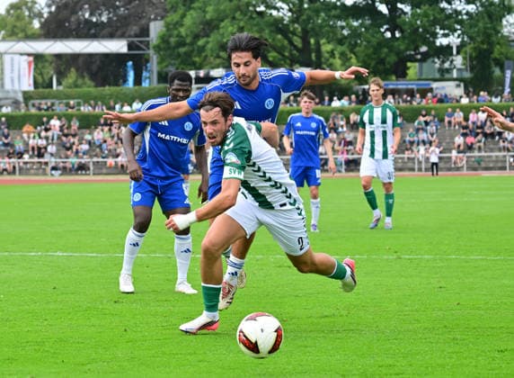18.07.2026, GER, Fußball, Testsspiel, Verden, FC Verden 04 vs SV Werder Bremen Olivier Deman (Werder 02) versucht sich gegen Thomas Celik (Verden 07) durchzusetzen Verden (Aller) Stadion Berliner Ring Niedersachsen Deutschland *** July 18, 2026, GER, Soccer, Friendly Match, Verden, FC Verden 04 vs. SV Werder Bremen Olivier Deman Werder 02 tries to get past Thomas Celik Verden 07 Verden Aller Stadium Berliner Ring Lower Saxony Germany Copyright: xnordphotoxGmbH xWitkex