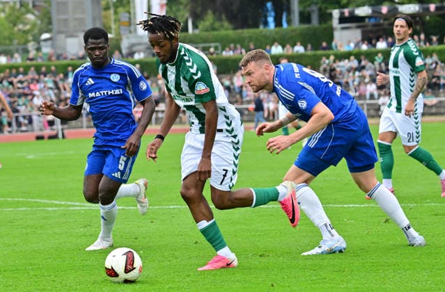 18.07.2026, GER, Fußball, Testsspiel, Verden, FC Verden 04 vs SV Werder Bremen Samuel Mbangula (Werder 07) versucht sich gegen Francis Abula Agombire (Verden 05) durchzusetzen Verden (Aller) Stadion Berliner Ring Niedersachsen Deutschland *** July 18, 2026, GER, Soccer, Friendly Match, Verden, FC Verden 04 vs. SV Werder Bremen; Samuel Mbangula (Werder 07) tries to get past Francis Abula Agombire (Verden 05); Verden Aller Stadium, Berliner Ring, Lower Saxony, Germany Copyright: xnordphotoxGmbH xWitkex