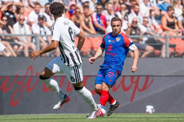 Sport Bilder des Tages BASEL, SWITZERLAND - JULY 18: Lloyd Kelly of Juventus L) and Xherdan Shaqiri of Basel R) in action during the pre-season friendly match between FC Basel 1893 and Juventus at St. Jakob Stadium on July 18, 2026 in Basel, Switzerland. *** BASEL, SWITZERLAND, JULY 18: Lloyd Kelly of Juventus (left) and Xherdan Shaqiri of Basel (right) in action during the preseason friendly match between FC Basel 1893 and Juventus at St. Jakob Stadium on July 18, 2026, in Basel, Switzerland Copyright: xJustPictures.ch PascalxvonxBürenx jp-en-EuSpIm-Pavo_Fotografie-05410