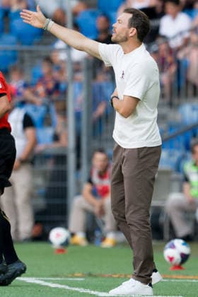 BASEL, SWITZERLAND - JULY 18: head coach Stephan Lichtsteiner of Basel in action during the pre-season friendly match between FC Basel 1893 and Juventus at St. Jakob Stadium on July 18, 2026 in Basel, Switzerland. *** BASEL, SWITZERLAND, JULY 18: Basel head coach Stephan Lichtsteiner in action during the preseason friendly match between FC Basel 1893 and Juventus at St. Jakob Stadium on July 18, 2026, in Basel, Switzerland Copyright: xJustPictures.ch PascalxvonxBürenx jp-en-EuSpIm-Pavo_Fotografie-05429