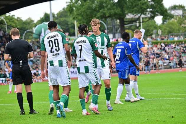 18.07.2026, GER, Fußball, Testsspiel, Verden, FC Verden 04 vs SV Werder Bremen Jens Stage (Werder 06) schiesst das Tor zum 4-1 für Bremen vorbei an Torwart Keno Rodel (Verden 01) und jubelt mit der Mannschaft Verden (Aller) Stadion Berliner Ring Niedersachsen Deutschland *** July 18, 2026, GER, Soccer, Friendly Match, Verden, FC Verden 04 vs. SV Werder Bremen: Jens Stage (Werder 06) scores the goal to make it 4–1 for Bremen, beating goalkeeper Keno Rodel (Verden 01), and celebrates with the team at Verden Aller Stadium, Berliner Ring, Lower Saxony, Germany Copyright: xnordphotoxGmbH xWitkex