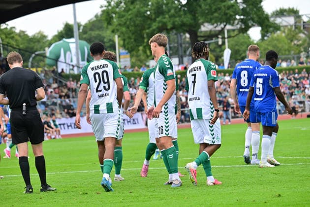 18.07.2026, GER, Fußball, Testsspiel, Verden, FC Verden 04 vs SV Werder Bremen Jens Stage (Werder 06) schiesst das Tor zum 4-1 für Bremen vorbei an Torwart Keno Rodel (Verden 01) und jubelt mit der Mannschaft Verden (Aller) Stadion Berliner Ring Niedersachsen Deutschland *** July 18, 2026, GER, Soccer, Friendly Match, Verden, FC Verden 04 vs. SV Werder Bremen: Jens Stage (Werder 06) scores the goal to make it 4–1 for Bremen, beating goalkeeper Keno Rodel (Verden 01), and celebrates with the team at Verden Aller Stadium, Berliner Ring, Lower Saxony, Germany Copyright: xnordphotoxGmbH xWitkex