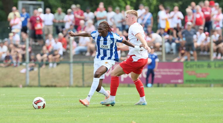 RB Leipzig Ð Altglienicke Testspiel Markranstädt, 18.07.2026, Stadion am Bad, Fussball, Testspiel , RB Leipzig vs. VSG Altglienicke , Im Bild von links: Mohamed Sydney Sylla (24, Altglienicke), Conrad Harder ( 9, RB Leipzig). , Nur zur redaktionellen Nutzung. Only editorial use. , *** RB Leipzig vs. Altglienicke Friendly Match, Markranstädt, July 18, 2026, Stadion am Bad, soccer, friendly match, RB Leipzig vs. VSG Altglienicke, Pictured from left: Mohamed Sydney Sylla (24), Altglienicke; Conrad Harder (9), RB Leipzig; For editorial use only, Picture Point