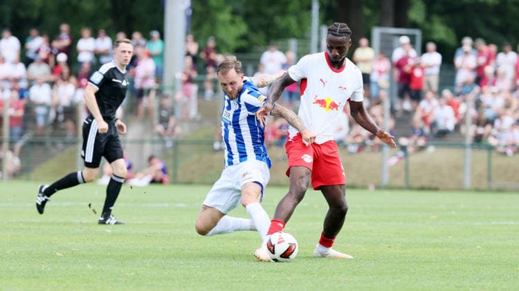 RB Leipzig Ð Altglienicke Testspiel Markranstädt, 18.07.2026, Stadion am Bad, Fussball, Testspiel , RB Leipzig vs. VSG Altglienicke , Im Bild von links: Tim Rieder (23, Altglienicke), Ezechiel Banzuzi (6, RB Leipzig). , Nur zur redaktionellen Nutzung. Only editorial use. , *** RB Leipzig vs. Altglienicke Friendly Match, Markranstädt, July 18, 2026, Stadion am Bad, soccer, friendly match, RB Leipzig vs. VSG Altglienicke, Pictured from left: Tim Rieder (23), Altglienicke, Ezechiel Banzuzi (6), RB Leipzig, For editorial use only, Picture Point