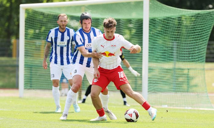 RB Leipzig Ð Altglienicke Testspiel Markranstädt, 18.07.2026, Stadion am Bad, Fussball, Testspiel , RB Leipzig vs. VSG Altglienicke , Im Bild von links: Damian Roßbach Rossbach (13, Altglienicke), Brajan Gruda (10, RB Leipzig). , Nur zur redaktionellen Nutzung. Only editorial use. , *** RB Leipzig vs. Altglienicke Friendly Match, Markranstädt, July 18, 2026, Stadion am Bad, Soccer, Friendly Match, RB Leipzig vs. VSG Altglienicke, Pictured from left: Damian Roßbach Rossbach 13, Altglienicke, Brajan Gruda 10, RB Leipzig, For editorial use only, Picture Point