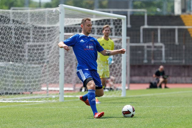 Jannik Schuster (17, BFV-Schwaben-Auswahl) beim Spiel zwischen FC Augsburg v BFV-Schwaben-Auswahl, Fussball, Herren, Bundesliga, 2026 2027, Testspiel am 18.07.2026 in Augsburg, Rosenaustadion. Bayern Deutschland *** Jannik Schuster, 17, BFV Schwaben Select Team, during the match between FC Augsburg and BFV Schwaben Select Team, soccer, men s, Bundesliga, 2026–2027, friendly match on July 18, 2026, in Augsburg, Rosenaustadion, Bavaria, Germany