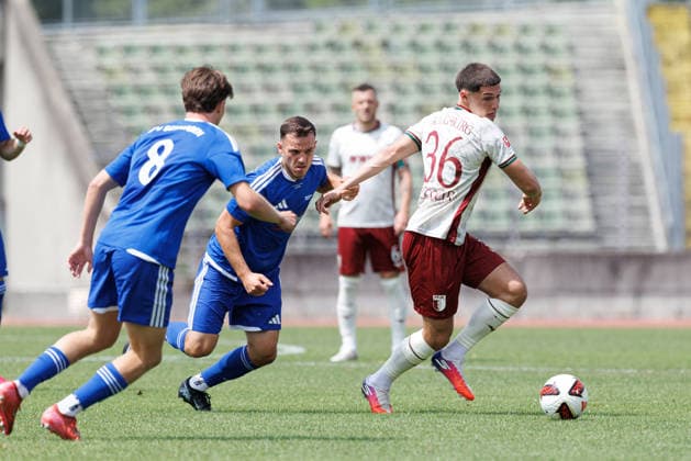 Mert Kömür (36, FC Augsburg) und Lukas Müller (21, BFV-Schwaben-Auswahl) beim Spiel zwischen FC Augsburg v BFV-Schwaben-Auswahl, Fussball, Herren, Bundesliga, 2026 2027, Testspiel am 18.07.2026 in Augsburg, Rosenaustadion. Bayern Deutschland *** Mert Kömür, 36, FC Augsburg, and Lukas Müller, 21, BFV Schwaben Select, in the match between FC Augsburg and BFV Schwaben Select, soccer, men s, Bundesliga, 2026–2027, Friendly match on July 18, 2026, in Augsburg, Rosenaustadion, Bavaria, Germany