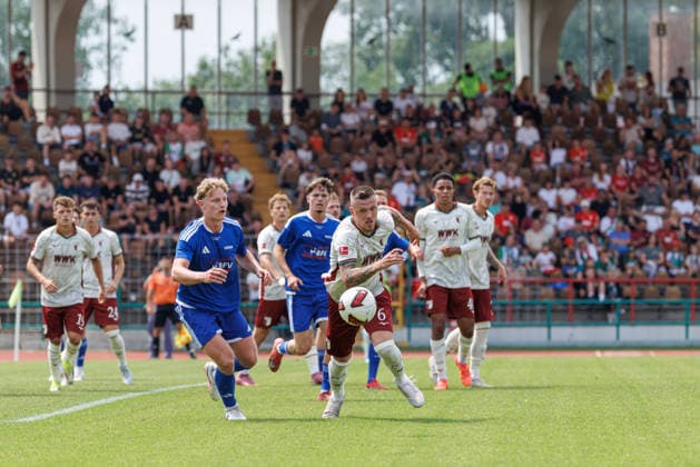 Jeffrey Gouweleeuw (6, FC Augsburg) und Lucas Wentzel (5, BFV-Schwaben-Auswahl) beim Spiel zwischen FC Augsburg v BFV-Schwaben-Auswahl, Fussball, Herren, Bundesliga, 2026 2027, Testspiel am 18.07.2026 in Augsburg, Rosenaustadion. Bayern Deutschland *** Jeffrey Gouweleeuw 6, FC Augsburg, and Lucas Wentzel 5, BFV Schwaben Select, in the match between FC Augsburg and BFV Schwaben Select, soccer, men s, Bundesliga, 2026–2027, Friendly match on July 18, 2026, in Augsburg, Rosenaustadion, Bavaria, Germany