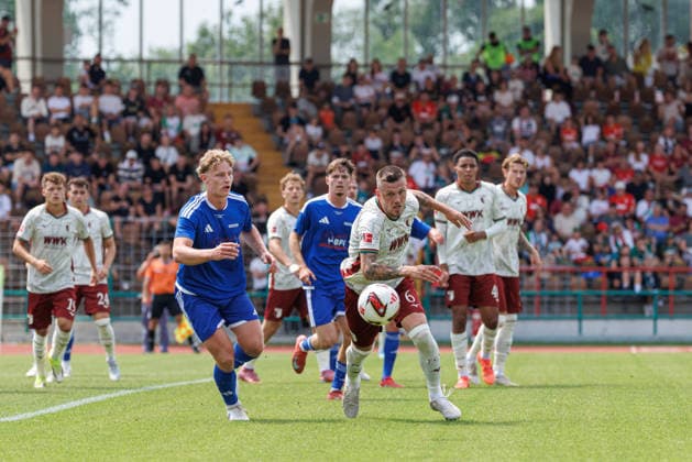 Jeffrey Gouweleeuw (6, FC Augsburg) und Lucas Wentzel (5, BFV-Schwaben-Auswahl) beim Spiel zwischen FC Augsburg v BFV-Schwaben-Auswahl, Fussball, Herren, Bundesliga, 2026 2027, Testspiel am 18.07.2026 in Augsburg, Rosenaustadion. Bayern Deutschland *** Jeffrey Gouweleeuw 6, FC Augsburg, and Lucas Wentzel 5, BFV Schwaben Select, in the match between FC Augsburg and BFV Schwaben Select, soccer, men s, Bundesliga, 2026–2027, Friendly match on July 18, 2026, in Augsburg, Rosenaustadion, Bavaria, Germany