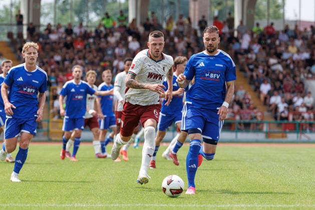 Jeffrey Gouweleeuw (6, FC Augsburg) und Daniel Leugner (20, BFV-Schwaben-Auswahl) beim Spiel zwischen FC Augsburg v BFV-Schwaben-Auswahl, Fussball, Herren, Bundesliga, 2026 2027, Testspiel am 18.07.2026 in Augsburg, Rosenaustadion. Bayern Deutschland *** Jeffrey Gouweleeuw, 6, FC Augsburg, and Daniel Leugner, 20, BFV Schwaben Select, in the match between FC Augsburg and BFV Schwaben Select, soccer, men’s, Bundesliga, 2026–2027, Friendly match on July 18, 2026, in Augsburg, Rosenaustadion, Bavaria, Germany