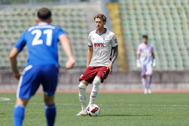 Calvin Brackelmann (2, FC Augsburg) beim Spiel zwischen FC Augsburg v BFV-Schwaben-Auswahl, Fussball, Herren, Bundesliga, 2026 2027, Testspiel am 18.07.2026 in Augsburg, Rosenaustadion. Bayern Deutschland *** Calvin Brackelmann 2, FC Augsburg in the match between FC Augsburg and BFV Schwaben Selection, soccer, men s, Bundesliga, 2026–2027, friendly match on July 18, 2026, in Augsburg, Rosenaustadion, Bavaria, Germany