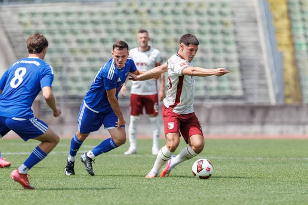 Mert Kömür (36, FC Augsburg) und Lukas Müller (21, BFV-Schwaben-Auswahl) beim Spiel zwischen FC Augsburg v BFV-Schwaben-Auswahl, Fussball, Herren, Bundesliga, 2026 2027, Testspiel am 18.07.2026 in Augsburg, Rosenaustadion. Bayern Deutschland *** Mert Kömür, 36, FC Augsburg, and Lukas Müller, 21, BFV Schwaben Select, in the match between FC Augsburg and BFV Schwaben Select, soccer, men s, Bundesliga, 2026–2027, Friendly match on July 18, 2026, in Augsburg, Rosenaustadion, Bavaria, Germany