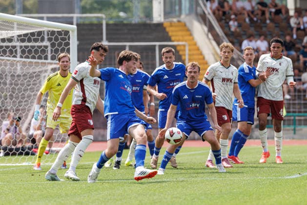 Team (FC Augsburg) und Team (BFV-Schwaben-Auswahl) während Eckstoß beim Spiel zwischen FC Augsburg v BFV-Schwaben-Auswahl, Fussball, Herren, Bundesliga, 2026 2027, Testspiel am 18.07.2026 in Augsburg, Rosenaustadion. Bayern Deutschland *** FC Augsburg and BFV Schwaben Select during a corner kick in the match between FC Augsburg and BFV Schwaben Select, soccer, men s, Bundesliga, 2026–2027, friendly match on July 18, 2026, in Augsburg, Rosenaustadion, Bavaria, Germany