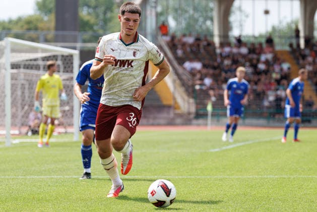 Mert Kömür (36, FC Augsburg) beim Spiel zwischen FC Augsburg v BFV-Schwaben-Auswahl, Fussball, Herren, Bundesliga, 2026 2027, Testspiel am 18.07.2026 in Augsburg, Rosenaustadion. Bayern Deutschland *** Mert Kömür, 36, FC Augsburg, during the match between FC Augsburg and the BFV Schwaben All-Star Team, soccer, men s, Bundesliga, 2026–2027, friendly match on July 18, 2026, in Augsburg, Rosenaustadion, Bavaria, Germany