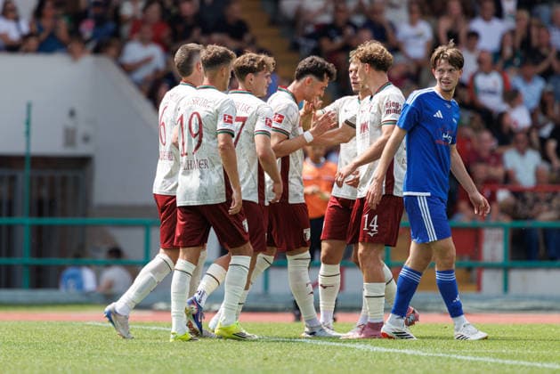 Team (FC Augsburg) Tor zum 1 : 0 beim Spiel zwischen FC Augsburg v BFV-Schwaben-Auswahl, Fussball, Herren, Bundesliga, 2026 2027, Testspiel am 18.07.2026 in Augsburg, Rosenaustadion. Bayern Deutschland *** FC Augsburg scores the 1-0 goal in the match between FC Augsburg and the BFV Schwaben All-Star Team, soccer, men s, Bundesliga, 2026–2027, friendly match on July 18, 2026, in Augsburg, Rosenaustadion, Bavaria, Germany