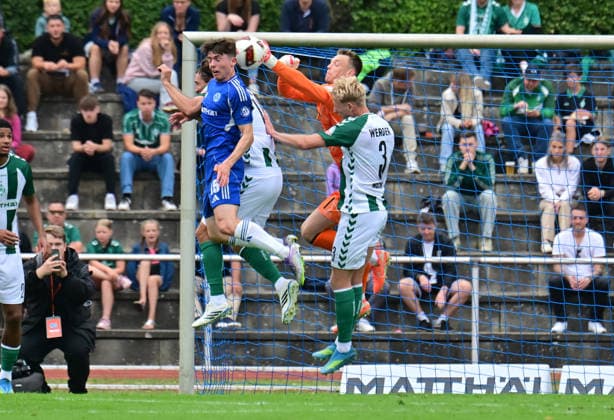 18.07.2026, GER, Fußball, Testsspiel, Verden, FC Verden 04 vs SV Werder Bremen Torwart Karl Hein (Werder 01) wehrt den Ball von Jalte Finnjan Röpe Jalte Finnjan Roepe (Verden 15) ab Verden (Aller) Stadion Berliner Ring Niedersachsen Deutschland *** July 18, 2026, GER, Soccer, Friendly Match, Verden, FC Verden 04 vs. SV Werder Bremen Goalkeeper Karl Hein (Werder 01) blocks a shot by Jalte Finnjan Röpe (Verden 15) at Verden Aller Stadium, Berliner Ring, Lower Saxony, Germany Copyright: xnordphotoxGmbH xWitkex
