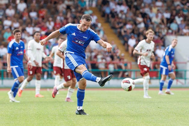 Lukas Müller (21, BFV-Schwaben-Auswahl) beim Spiel zwischen FC Augsburg v BFV-Schwaben-Auswahl, Fussball, Herren, Bundesliga, 2026 2027, Testspiel am 18.07.2026 in Augsburg, Rosenaustadion. Bayern Deutschland *** Lukas Müller, 21, BFV Schwaben Select Team, in the match between FC Augsburg and BFV Schwaben Select Team, soccer, men s, Bundesliga, 2026–2027, friendly match on July 18, 2026, in Augsburg, Rosenaustadion, Bavaria, Germany