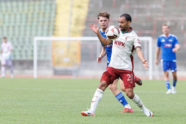 Alexis Claude-Maurice (20, FC Augsburg) und Julius Aschmann (8, BFV-Schwaben-Auswahl) beim Spiel zwischen FC Augsburg v BFV-Schwaben-Auswahl, Fussball, Herren, Bundesliga, 2026 2027, Testspiel am 18.07.2026 in Augsburg, Rosenaustadion. Bayern Deutschland *** Alexis Claude Maurice, 20, FC Augsburg, and Julius Aschmann, 8, BFV Schwaben Select, in the match between FC Augsburg and BFV Schwaben Select, soccer, men s, Bundesliga, 2026–2027, Friendly match on July 18, 2026, in Augsburg, Rosenaustadion, Bavaria, Germany