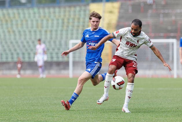 Alexis Claude-Maurice (20, FC Augsburg) und Julius Aschmann (8, BFV-Schwaben-Auswahl) beim Spiel zwischen FC Augsburg v BFV-Schwaben-Auswahl, Fussball, Herren, Bundesliga, 2026 2027, Testspiel am 18.07.2026 in Augsburg, Rosenaustadion. Bayern Deutschland *** Alexis Claude Maurice, 20, FC Augsburg, and Julius Aschmann, 8, BFV Schwaben Select, in the match between FC Augsburg and BFV Schwaben Select, soccer, men s, Bundesliga, 2026–2027, Friendly match on July 18, 2026, in Augsburg, Rosenaustadion, Bavaria, Germany