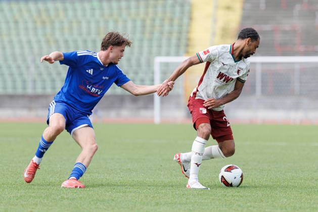 Alexis Claude-Maurice (20, FC Augsburg) und Julius Aschmann (8, BFV-Schwaben-Auswahl) beim Spiel zwischen FC Augsburg v BFV-Schwaben-Auswahl, Fussball, Herren, Bundesliga, 2026 2027, Testspiel am 18.07.2026 in Augsburg, Rosenaustadion. Bayern Deutschland *** Alexis Claude Maurice, 20, FC Augsburg, and Julius Aschmann, 8, BFV Schwaben Select, in the match between FC Augsburg and BFV Schwaben Select, soccer, men s, Bundesliga, 2026–2027, Friendly match on July 18, 2026, in Augsburg, Rosenaustadion, Bavaria, Germany