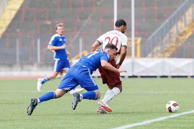 Alexis Claude-Maurice (20, FC Augsburg) und Lukas Müller (21, BFV-Schwaben-Auswahl) beim Spiel zwischen FC Augsburg v BFV-Schwaben-Auswahl, Fussball, Herren, Bundesliga, 2026 2027, Testspiel am 18.07.2026 in Augsburg, Rosenaustadion. Bayern Deutschland *** Alexis Claude Maurice, 20, FC Augsburg, and Lukas Müller, 21, BFV Schwaben Select, in the match between FC Augsburg and BFV Schwaben Select, soccer, men s, Bundesliga, 2026–2027, Friendly match on July 18, 2026, in Augsburg, Rosenaustadion, Bavaria, Germany