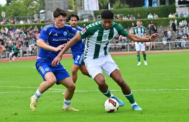 Sport Bilder des Tages 18.07.2026, GER, Fußball, Testsspiel, Verden, FC Verden 04 vs SV Werder Bremen Salim Musah (Werder 29) versucht sich gegnn Piet Freiberg (Verden 25) durchzusetzen Verden (Aller) Stadion Berliner Ring Niedersachsen Deutschland *** July 18, 2026, GER, Soccer, Friendly Match, Verden, FC Verden 04 vs. SV Werder Bremen; Salim Musah (Werder 29) tries to get past Piet Freiberg (Verden 25); Verden Aller Stadium, Berliner Ring, Lower Saxony, Germany Copyright: xnordphotoxGmbH xWitkex
